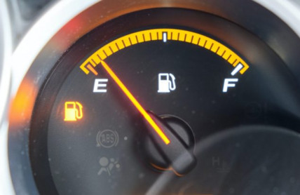 Tankovat méně, nebo spíš více paliva? Na rezervu nejezděte