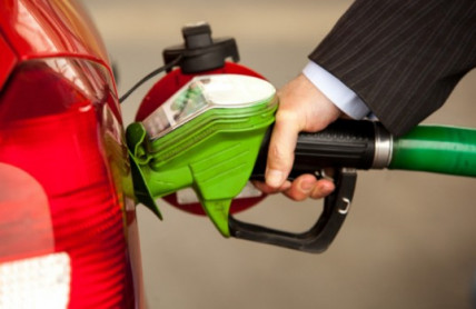 I pár deci rozhoduje: Přeplněná nádrž je ještě horší, než jízda na rezervu