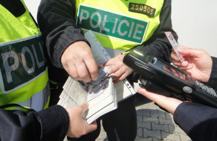 Falešné pokuty matou české řidiče. Podvodníci posílají výhružné SMS a vytvářejí tlak