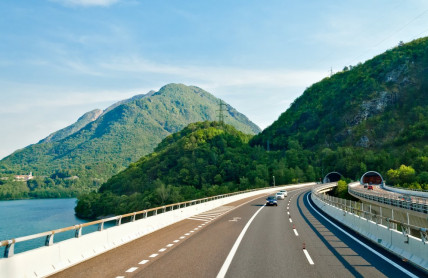 Jedete do Rakouska? Dejte pozor na barvu vesty, sjíždění z dálnice i Waze. Hrozí vysoké pokuty!