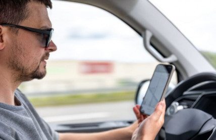 Za používání mobilu hrozí tučná pokuta a ranec bodů nejen při samotné jízdě